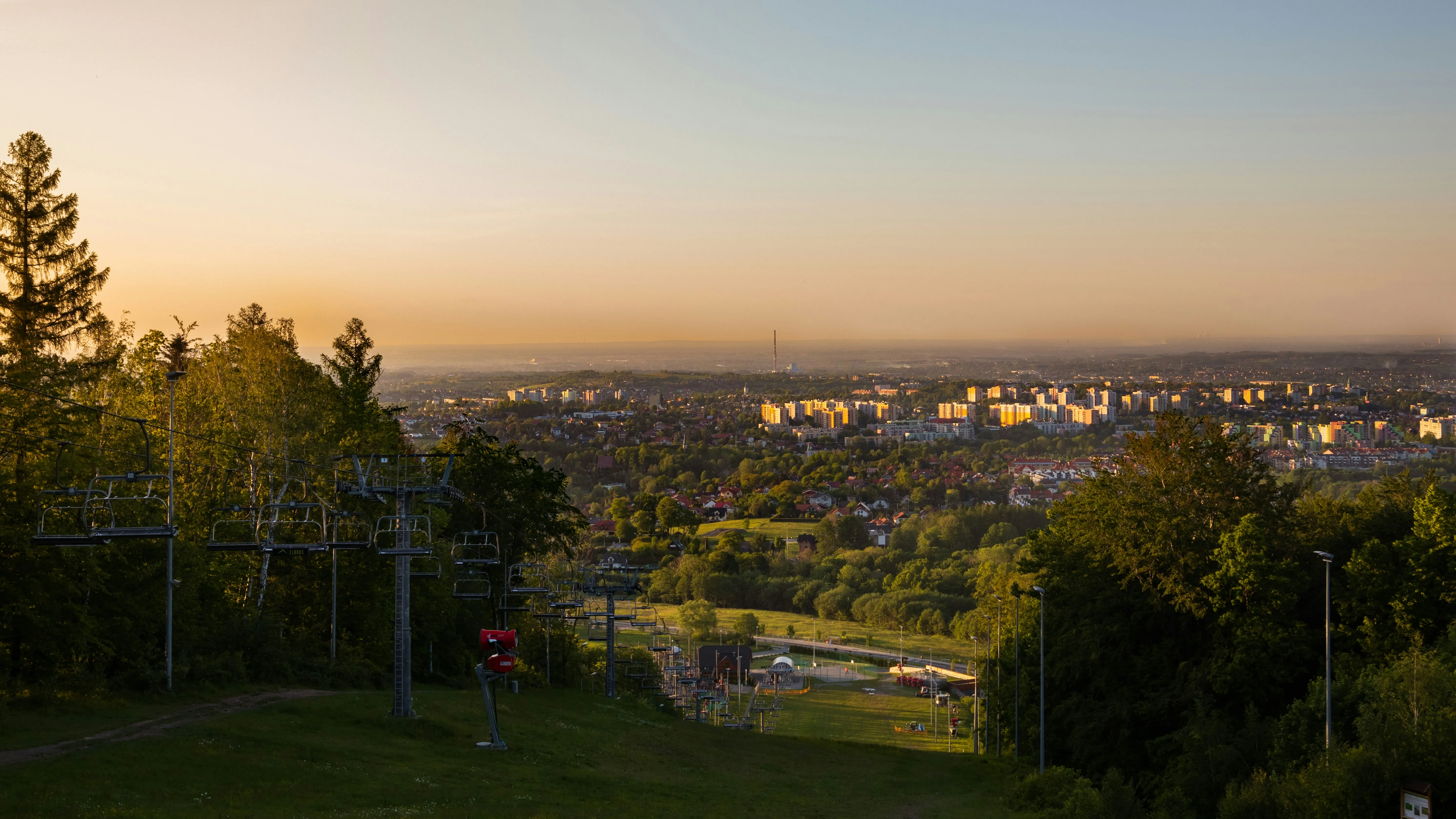 Dębowiec, Bielsko-Biala, Poland Zabudowania miasta Bielsko-Biała widoczne z oddali, wśród zieleni, o zachodzie słońca.