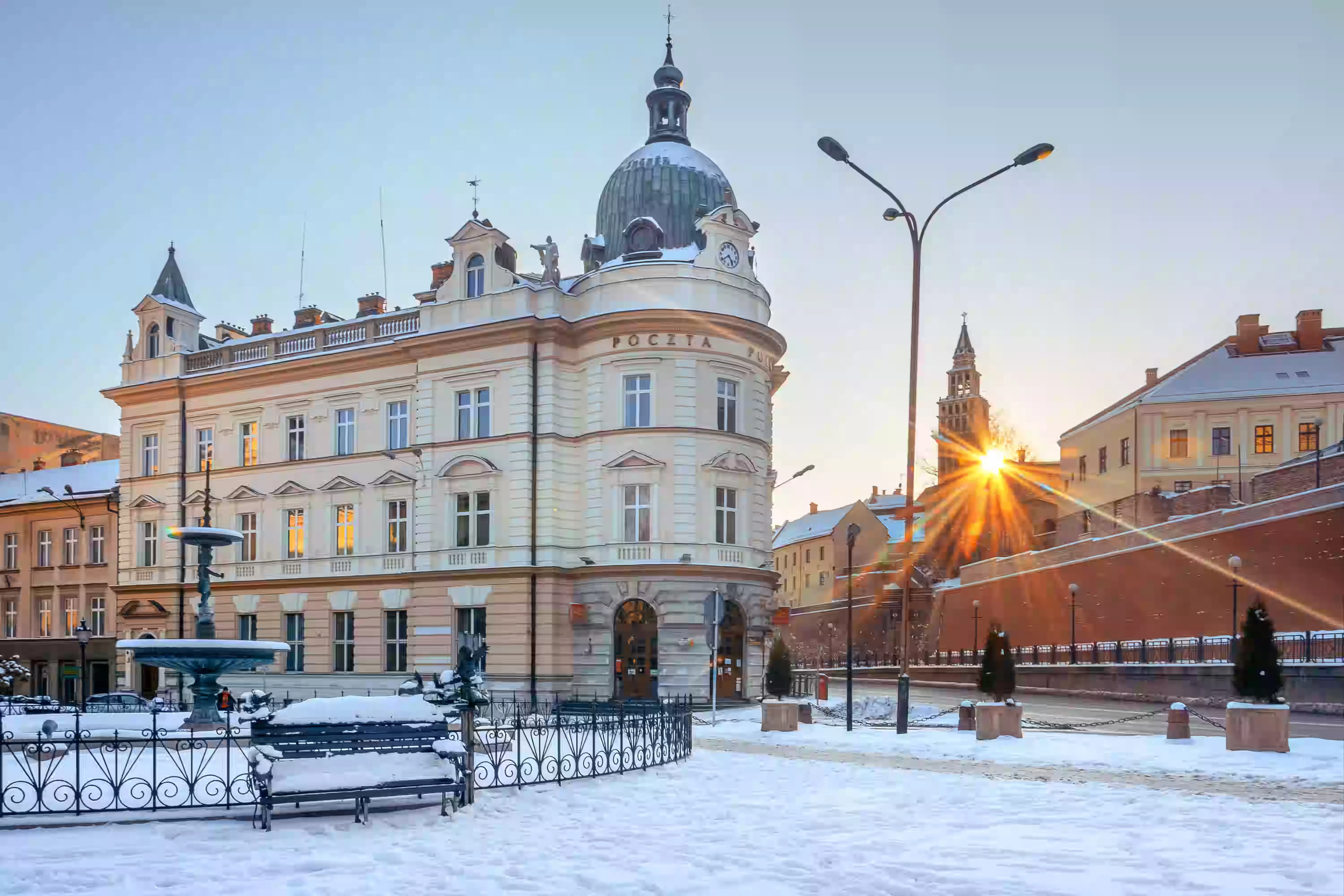 Poczta Główna w Bielsku-Białej - mieście, przez które przebiega wiele ważnych szlaków transportowych.