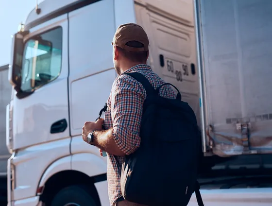 Kierowca przy ciężarówce - praca kierowcy w firmie transportowej IPL