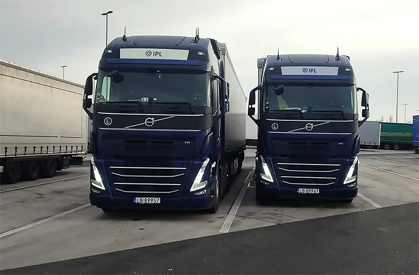 Zwei Volvo FH Sattelzugmaschinen mit IPL-Branding - der Fuhrpark des Transportunternehmens IPL Polska