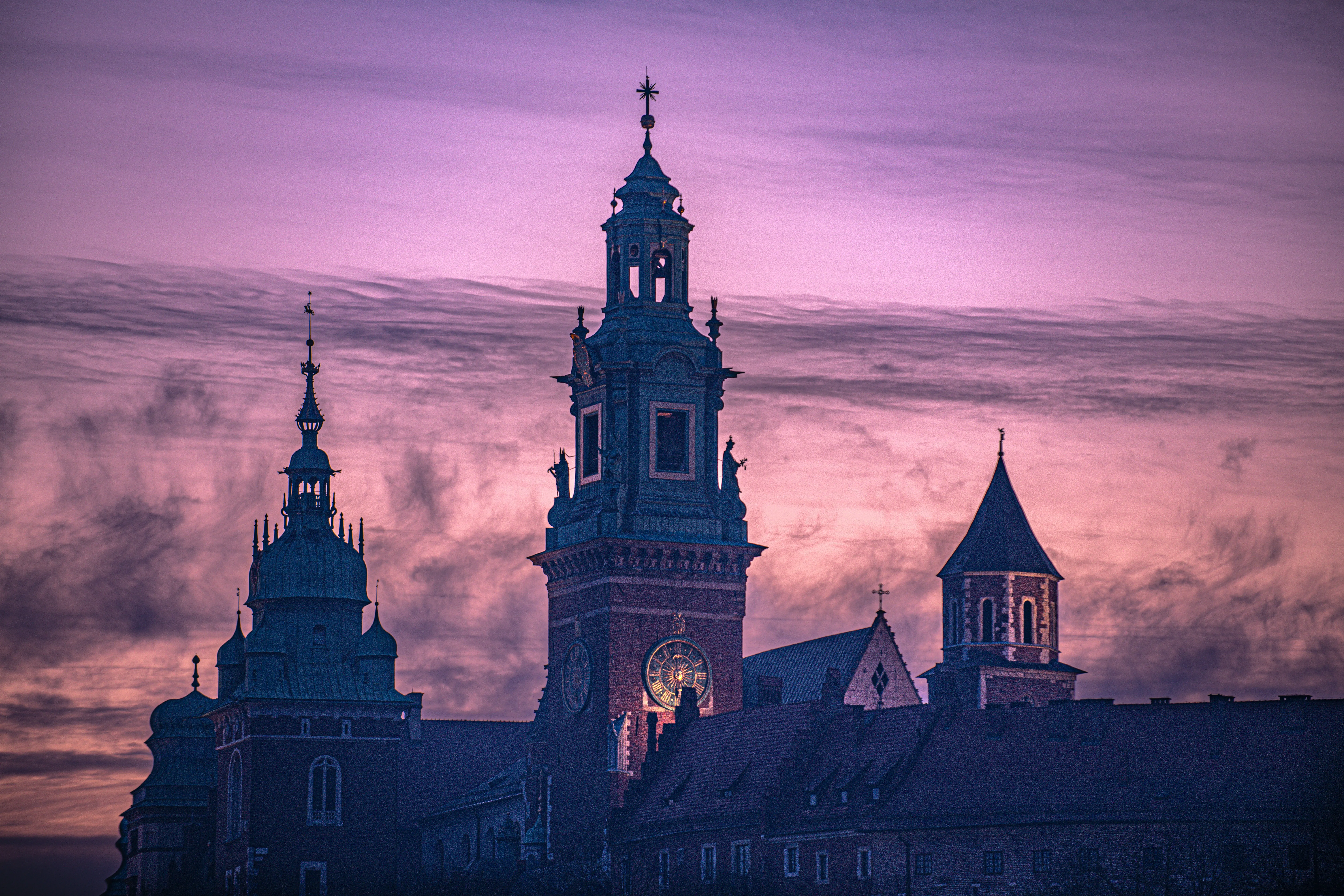 Wieże Zamku Wawel w Krakowie - mieście istotnym dla spedycji.