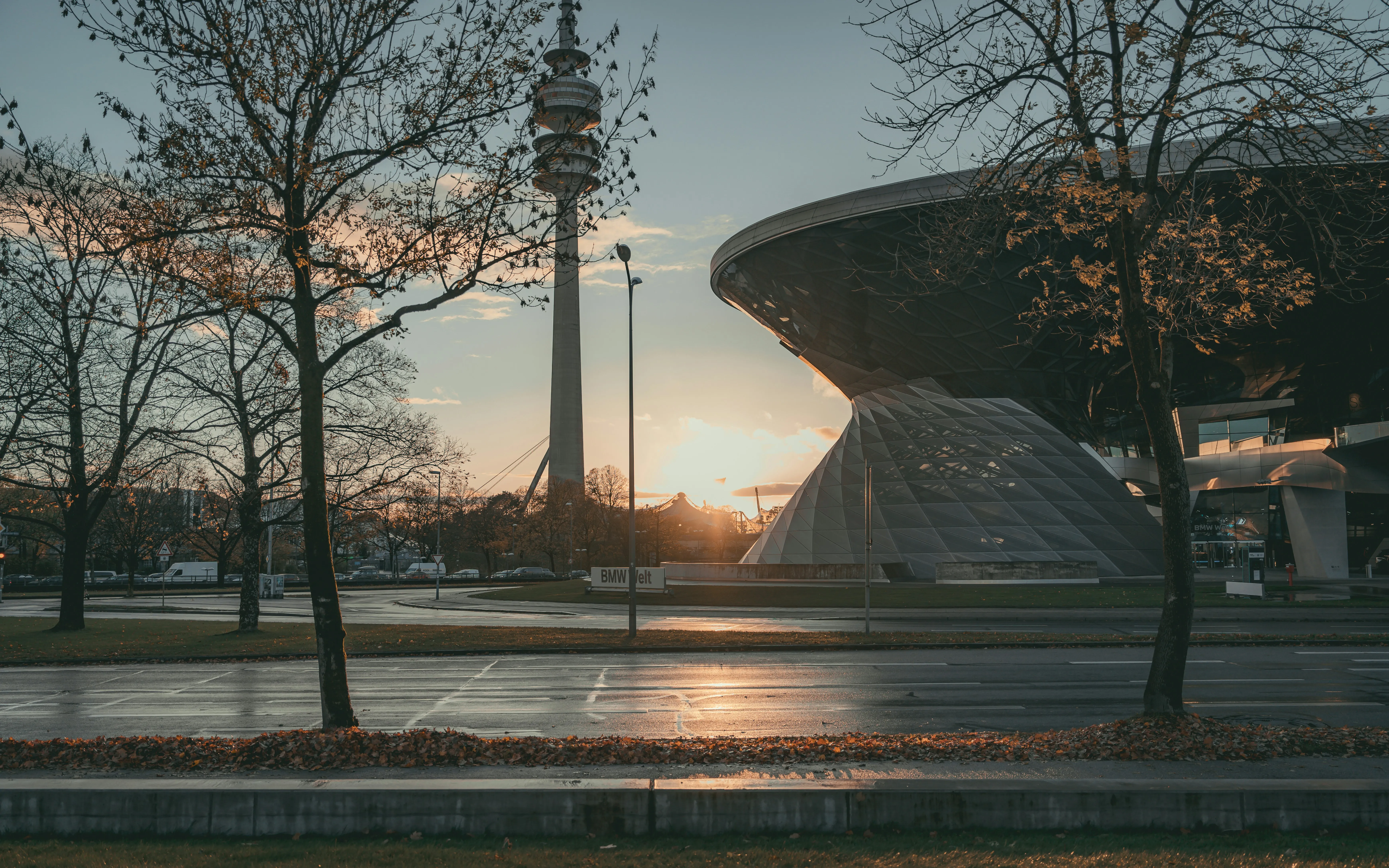 Muzeum BMW, Am Olympiapark, Monachium, Niemcy Widok z ulicy przy Muzeum BMW w Monachium.