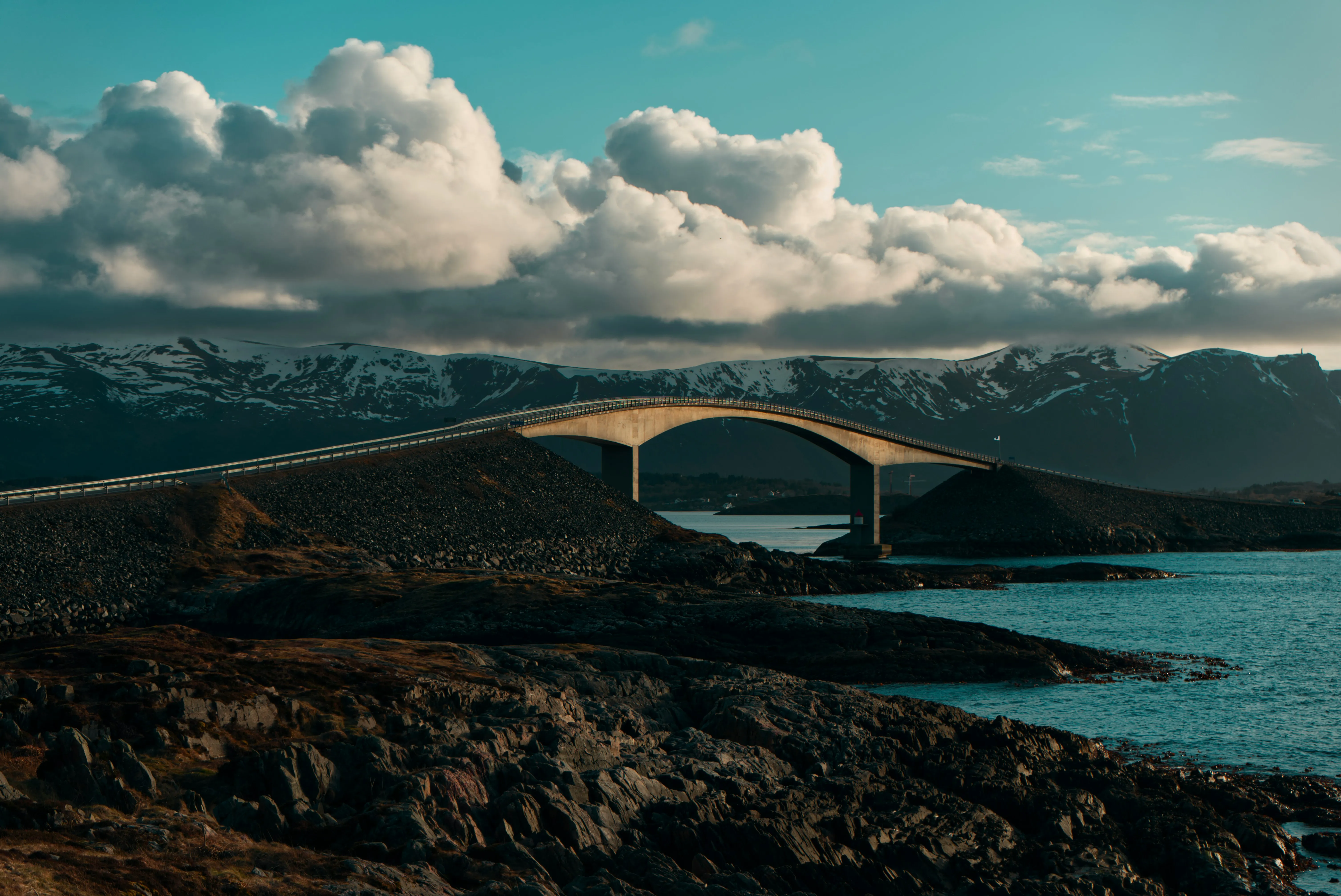 Ważny punkt transportowy Norwegii - most Atlantic Ocean Road, Vevang, Norwegia.