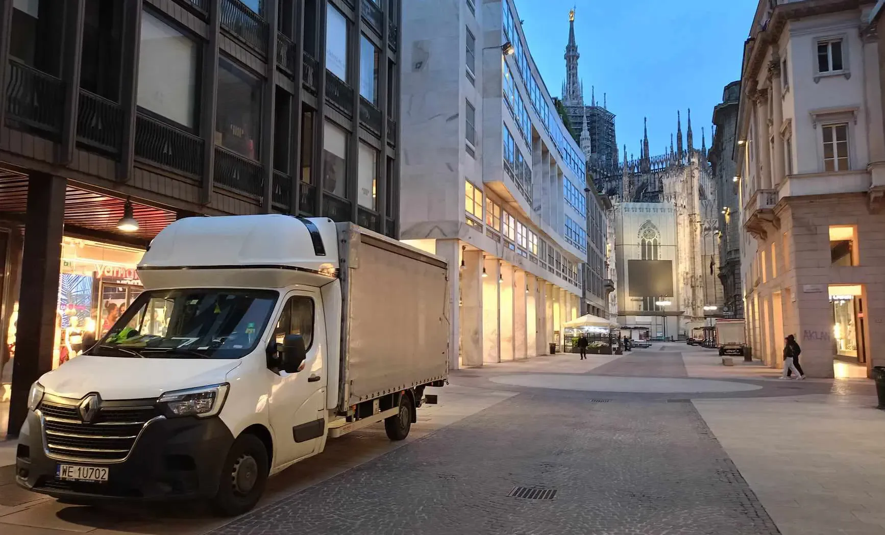 IPL-Transporter im Zentrum von Mailand - Gütertransport nach Italien