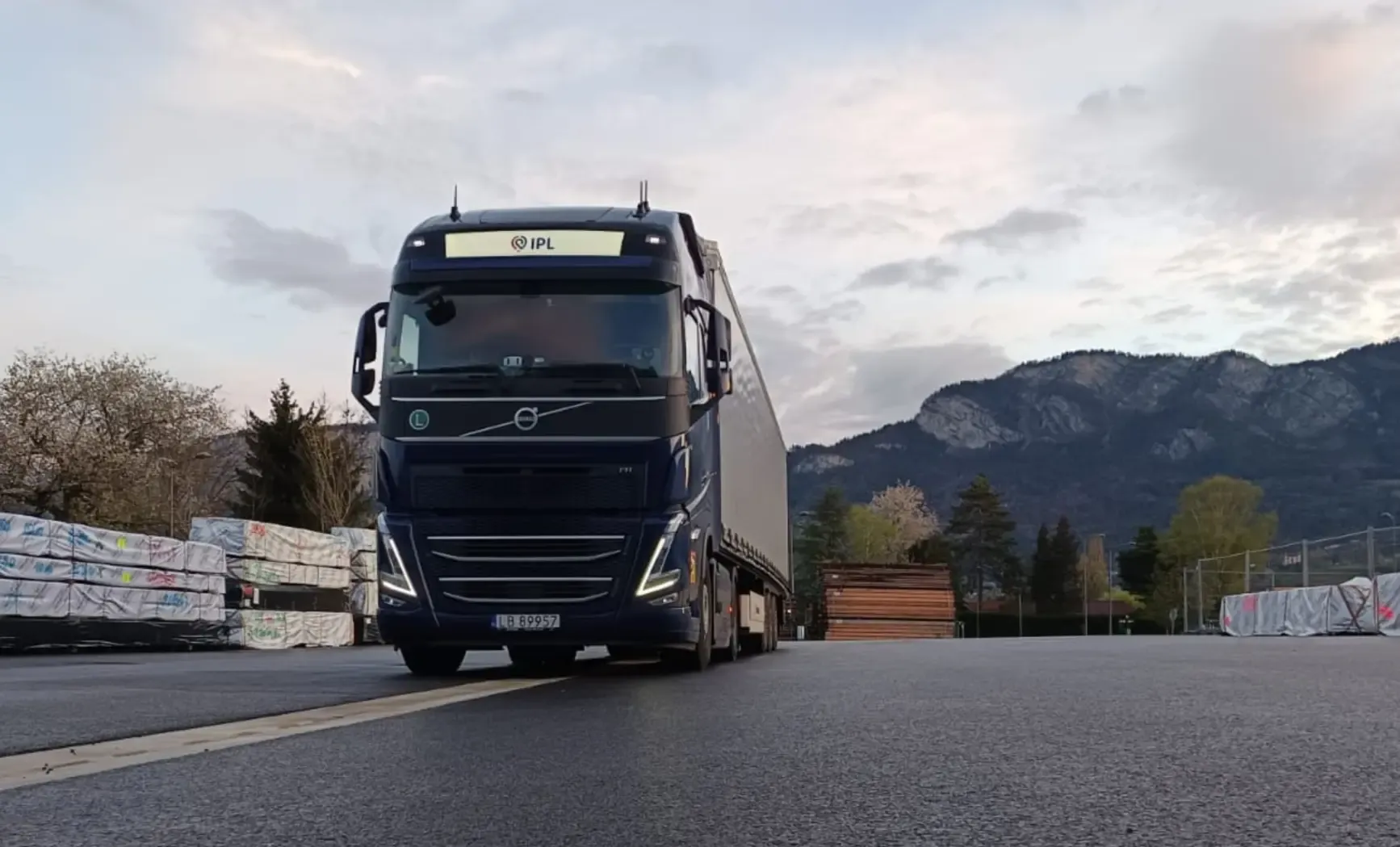 IPL FH Sattelzugmaschine auf einem Parkplatz - internationaler Transport in Europa