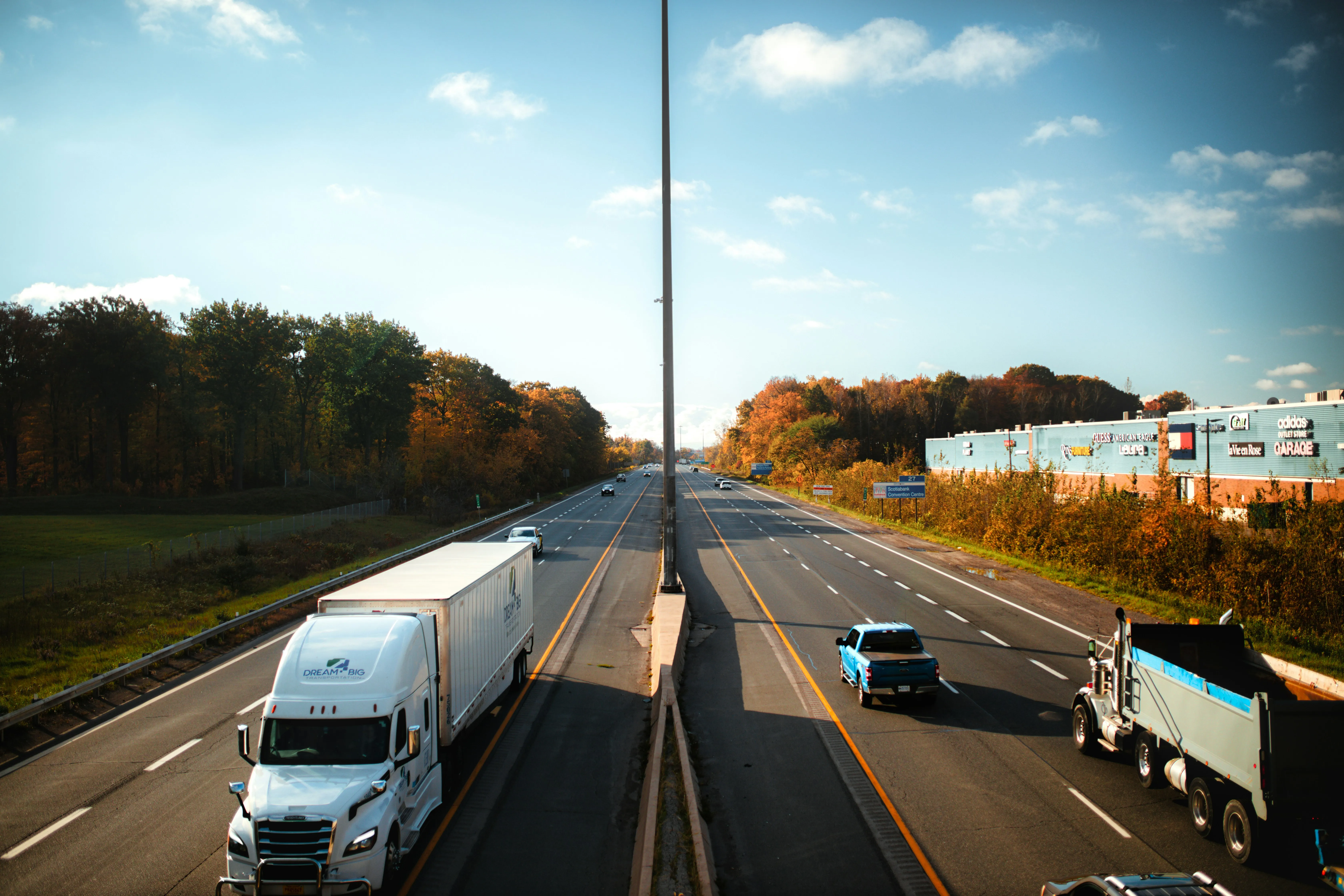 Transport Białystok Pojazdy transportowe w trakcie realizacji zleceń ransportowych.