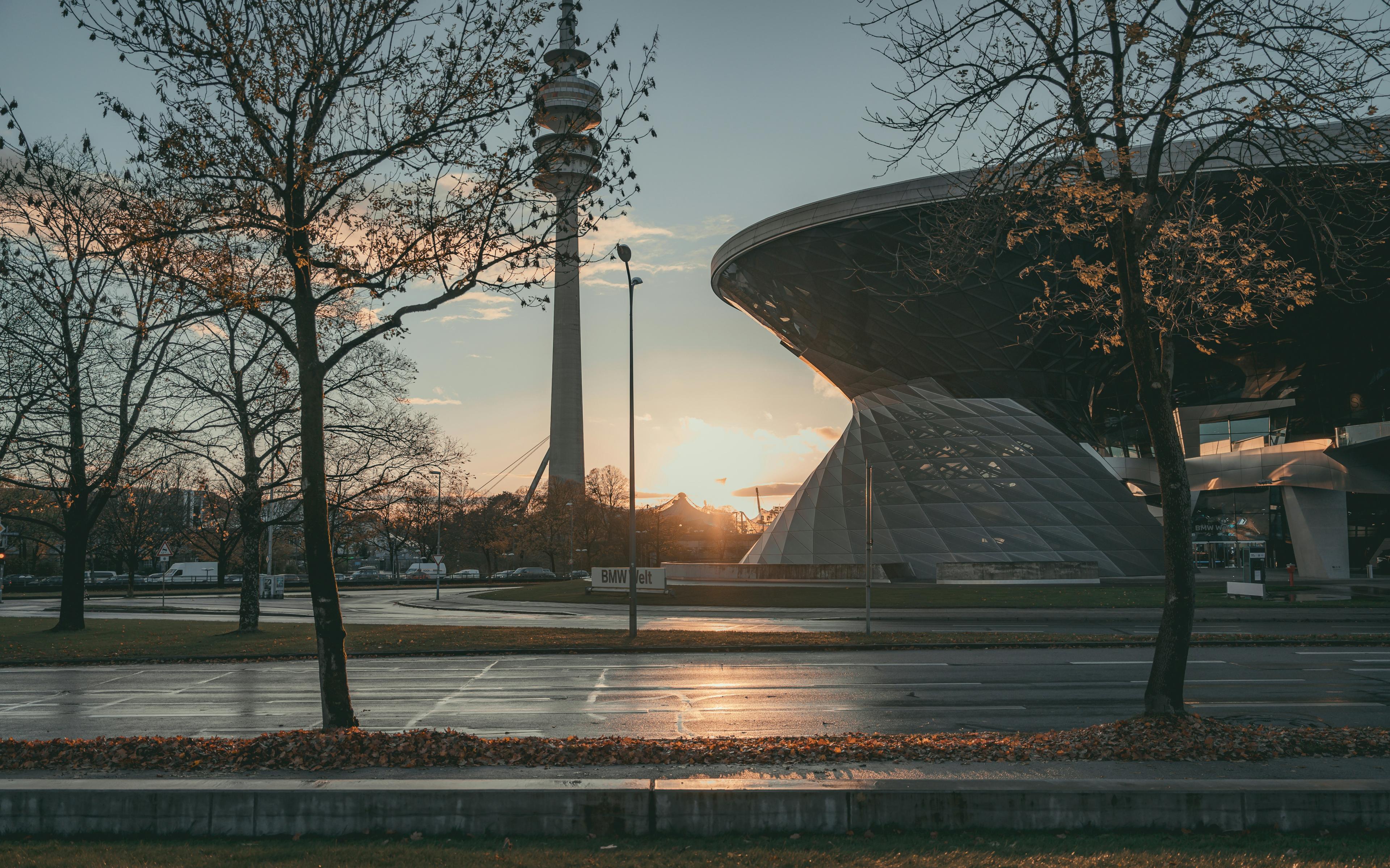 Widok z ulicy przy Muzeum BMW w Monachium.