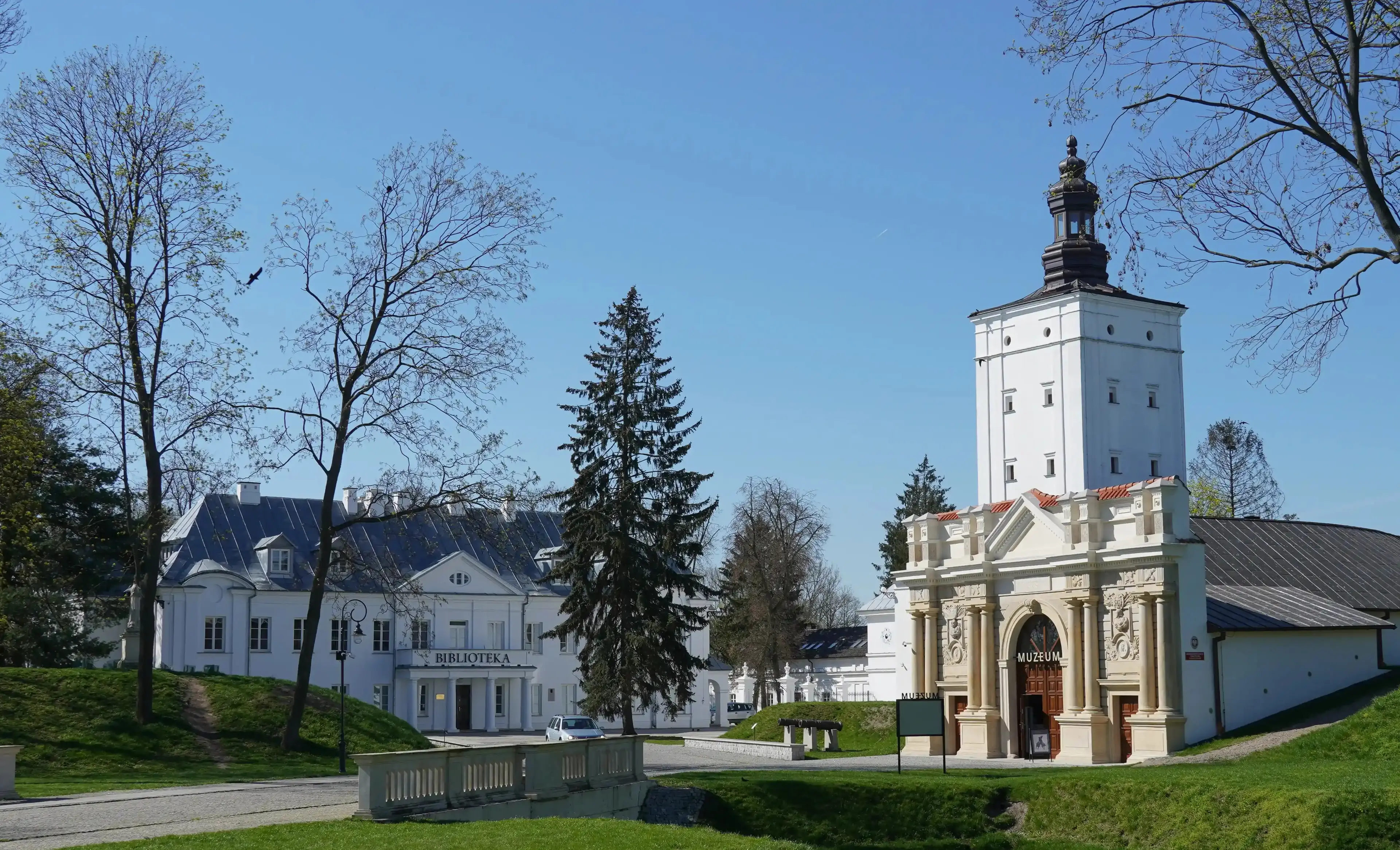 Biała Podlaska Park w Białej Podlaskiej - mieście, przez które przebiega wiele ważnych szlaków transportowych.