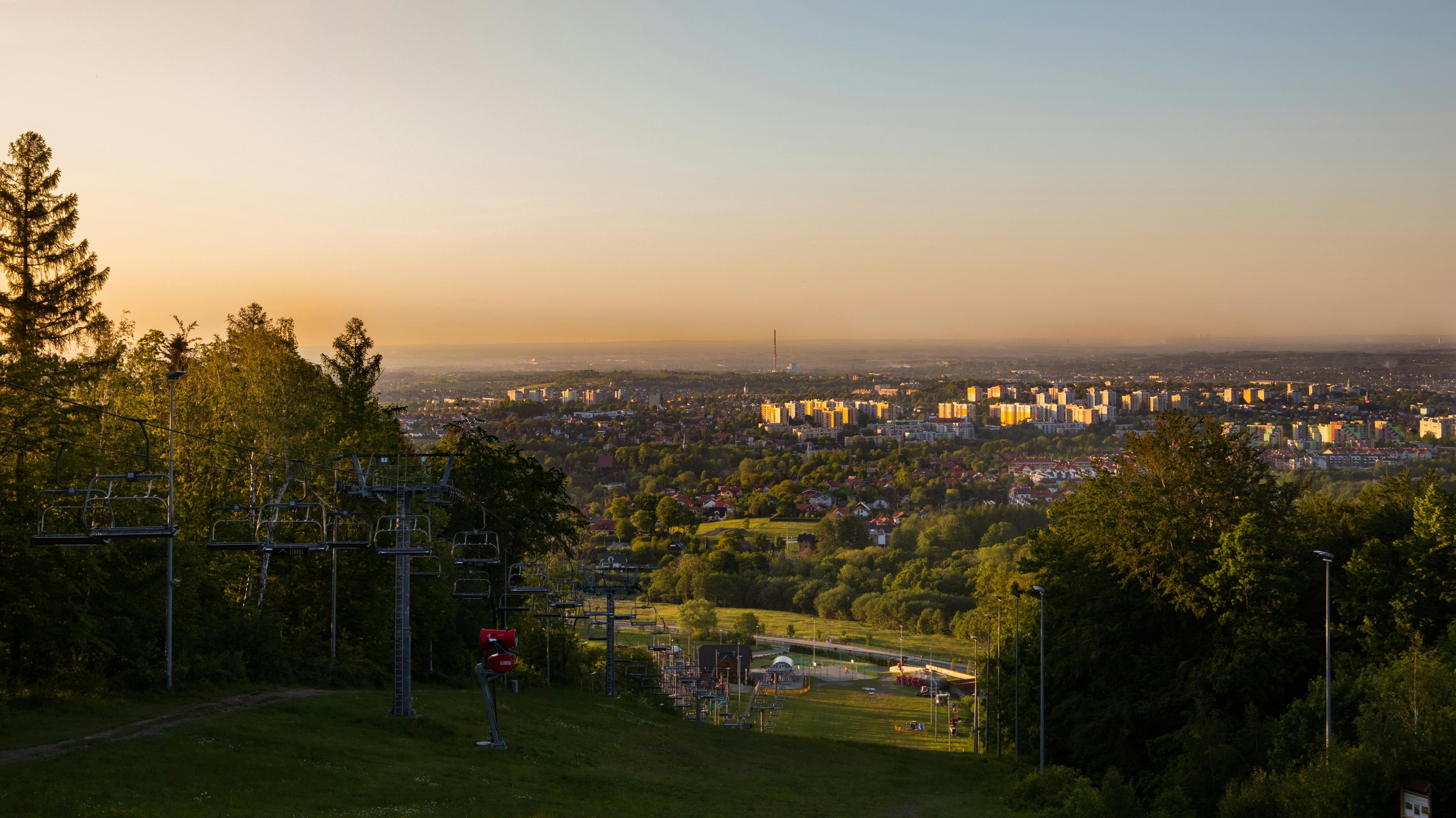 Dębowiec, Bielsko-Biala, Poland Zabudowania miasta Bielsko-Biała widoczne z oddali, wśród zieleni, o zachodzie słońca.